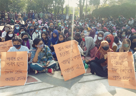 ভিসিকে ক্যাম্পাসে অবাঞ্ছিত ঘোষণা, চলবে আন্দোলন